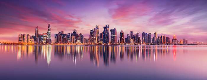 Doha (Quatar) felhőkarcolóinak panorámája, 