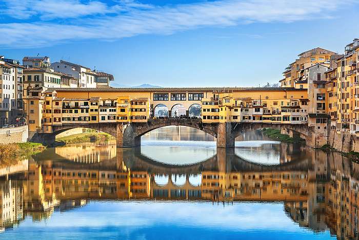 Ponte Vecchio kék égbolt előtt, Firenze, 