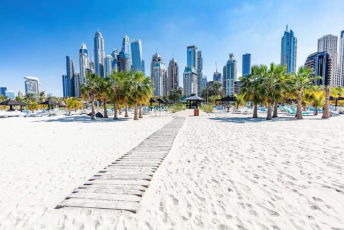 Dubai jumeirah tengerpart , felhőkarcolókkal a háttérben, 