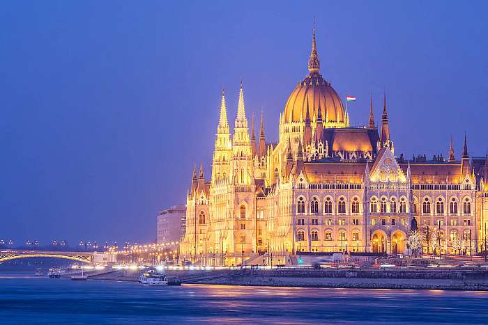 folyóparti kilátással a budapest parlamentre a naplementében, Ma, Premium Kollekció
