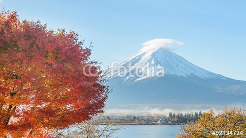 Mount fuji és vörös juharfa ősszel a kawaguchiko tó japa, Premium Kollekció
