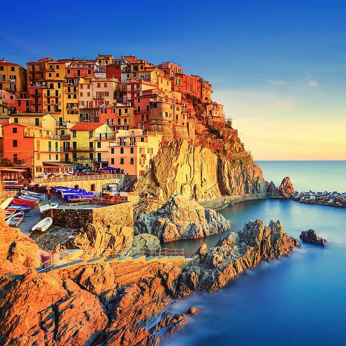 Manarola falu, sziklák és a tenger napnyugtakor. Cinque Terre, O, Premium Kollekció