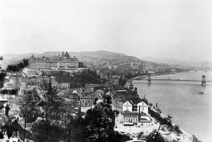 Kilátás a Gellérthegyről a Királyi Palota és a Széchenyi Lánchíd felé (1907), FORTEPAN