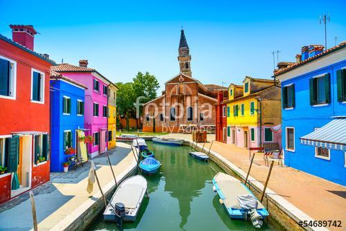 Velencei mérföldkő, Burano csatorna, házak, templom és csónakok,, Premium Kollekció