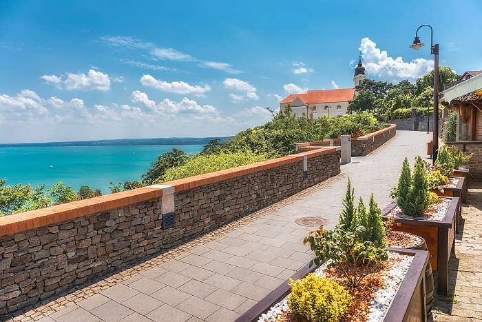 A Tihanyi-félsziget és a Bencés Apátság a Balaton látképével, 