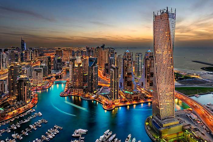 Dubai Marina Bay naplemente után, 