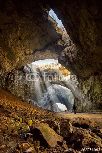 A nap sugarai egy barlanglyukon keresztül csillognak a bulgáriai, Premium Kollekció