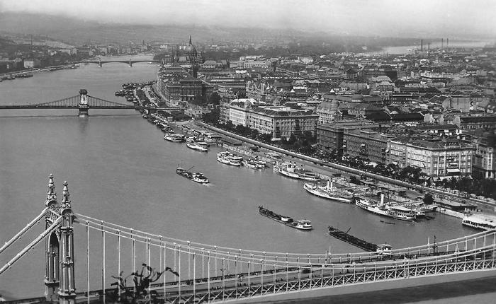 Látkép a Gellérthegyről, előtérben az Erzsébet híd (1935), 