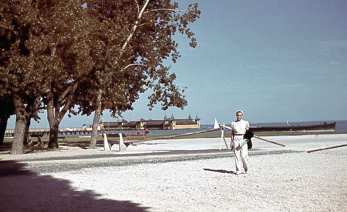 Balatonfüredi parti sétány, háttérben a fürdőház (1940), 