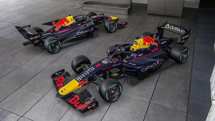 Redbull RB21 (2025) forma1 autók a garázsban, 