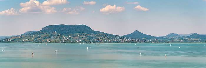 A Gulács és a Badacsony látképe a Balatonnal (világos verzió), 