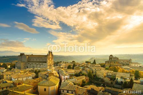 Orvieto középkori város és a Duomo katedrális templom légi felvé, Premium Kollekció