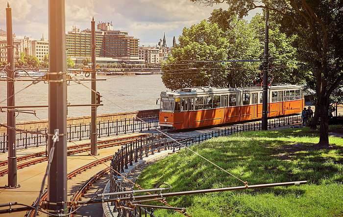 Tram a városban Budapest Magyarország városi nyári táj Európa., Premium Kollekció