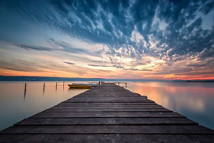 Lake sunset /
Magnificent long exposure lake sunset with boats , Premium Kollekció