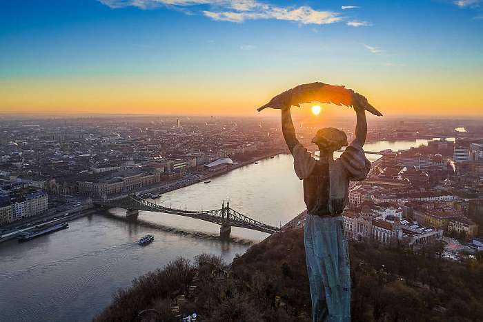 Budapest, Magyarország - Aerial panoramic sunrise view at Statue, Premium Kollekció