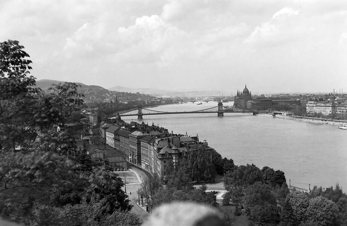 Kilátás a Gellérthegyről a Döbrentei tér és a Széchenyi Lánchíd felé (1938), 