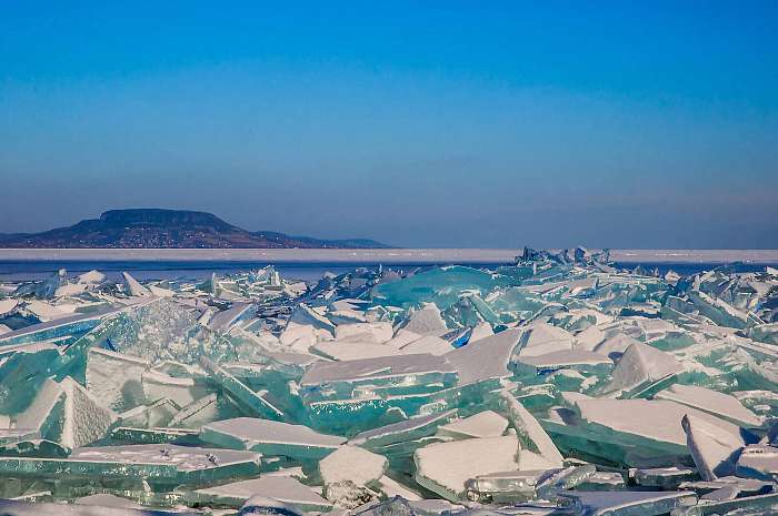 Fényes, töredékes jégformák a Balaton partján, o, Premium Kollekció