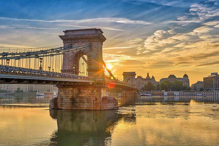 Budapesti napfelkeltő városkép a budapesti Lánchíd és a Dunán, Premium Kollekció