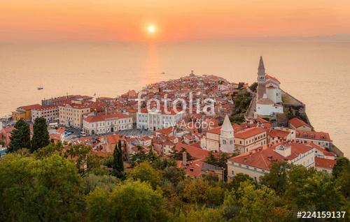 Romantic colorful sunset over picturesque old town Piran with sun on the background, Slovenia. Scenic panoramic view., Premium Kollekció