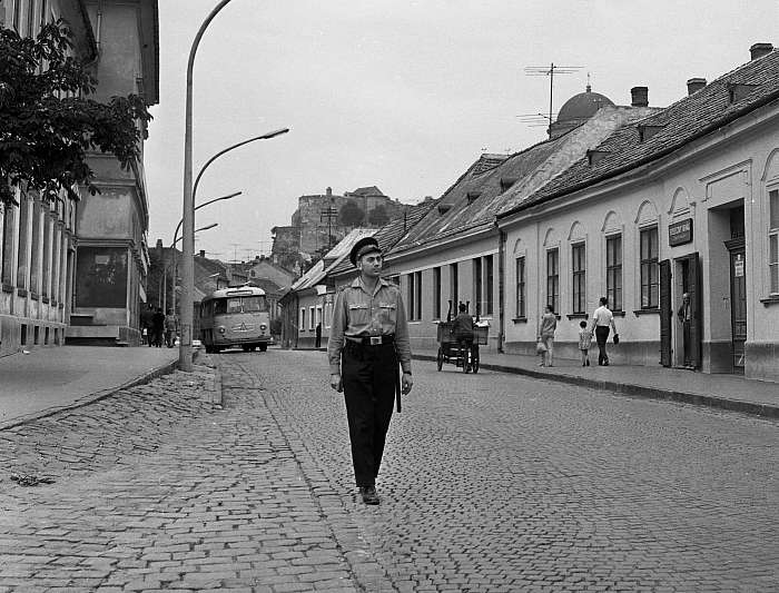 Esztergomi utcakép, járőröző rendőrrel (1968), 