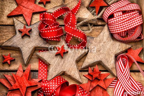 Karácsonyi díszek fából készült csillagok és piros szalagok, Premium Kollekció