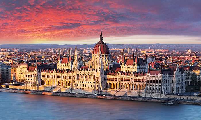 A budapesti parlament drámaian napkelte után, Premium Kollekció