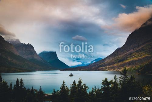 Wild Goose Island under colorful clouds. Glacier National Park,, Premium Kollekció