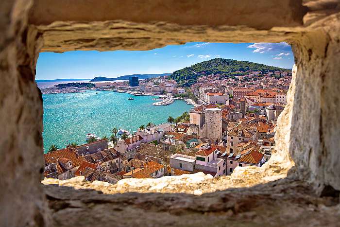Split öböl látképe - egy kőablakon keresztül, 