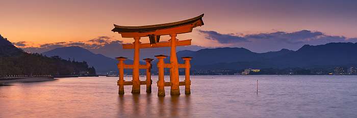 Miyajima torii kapu Hiroshimánál, Japánban, napnyugtán, Premium Kollekció