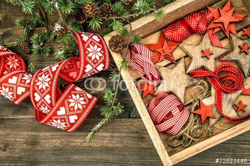 karácsonyi díszek fából készült csillagok és piros szalagok, Premium Kollekció