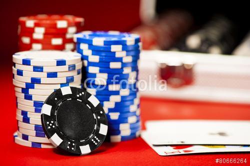 színes póker zsetont egy vörös asztalon, Premium Kollekció