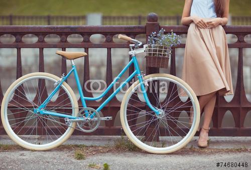 Vintage bicikli fiatal lánnyal, Premium Kollekció