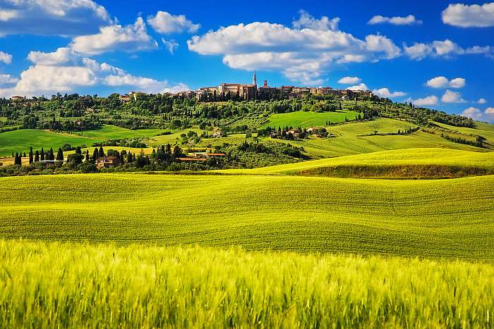 Tavaszi tavasz, Pienza középkori falu. Siena, Olaszország, Premium Kollekció