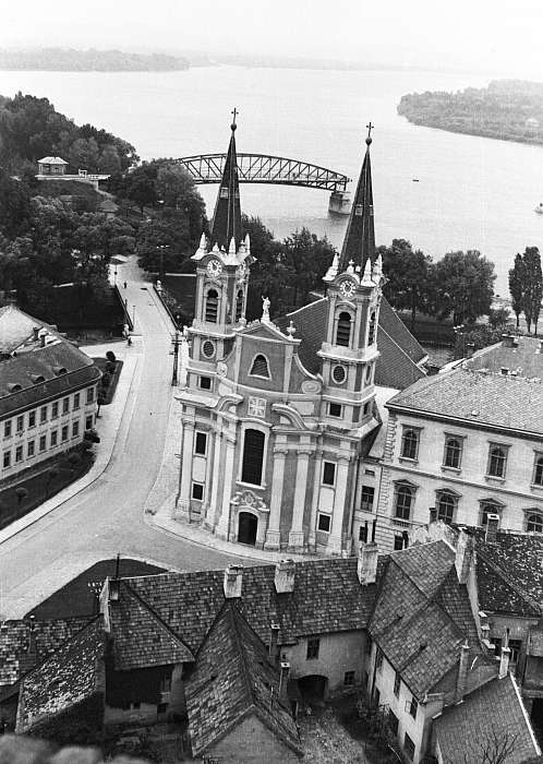Esztergom, Vízivárosi templom, háttérben a Mária Valéri híd (1958), 