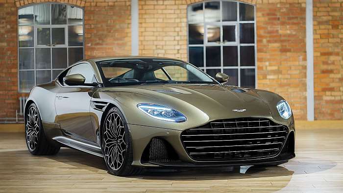 Aston Martin szemből háttérben fal, 