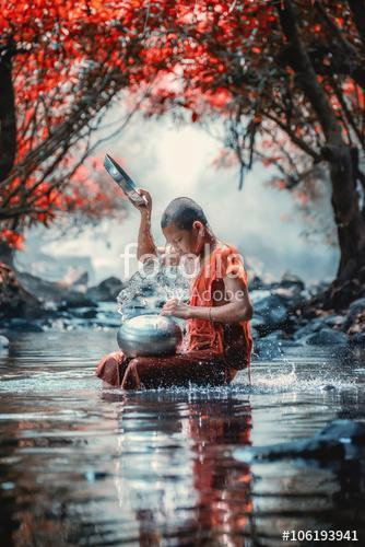 Kis szerzetes fürdve a vízesésen, Nong Khai, Thaiföld., Premium Kollekció