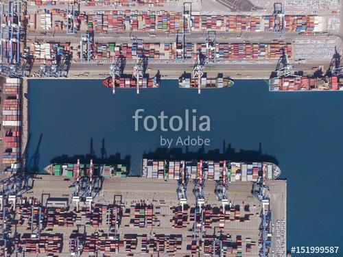 Kereskedelmi kikötő konténerhajókkal  (légifotó), Premium Kollekció