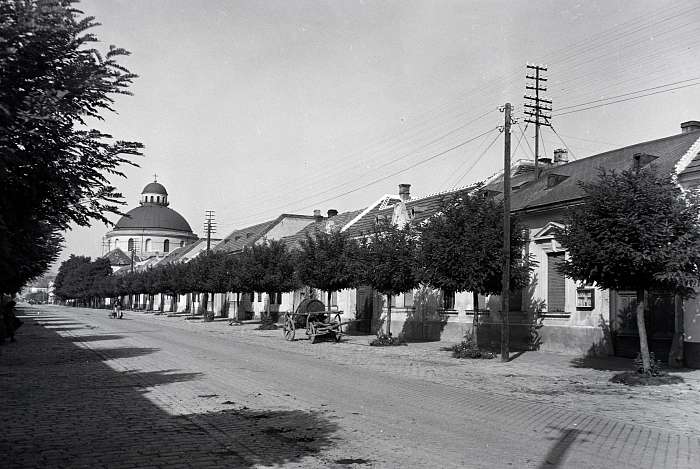 Esztergomi utcakép, háttérben a Kerektemplom (1938), 