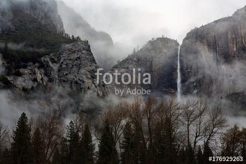 A fog rolls over Upper Yosemite Falls in Yosemite National Park,, Premium Kollekció