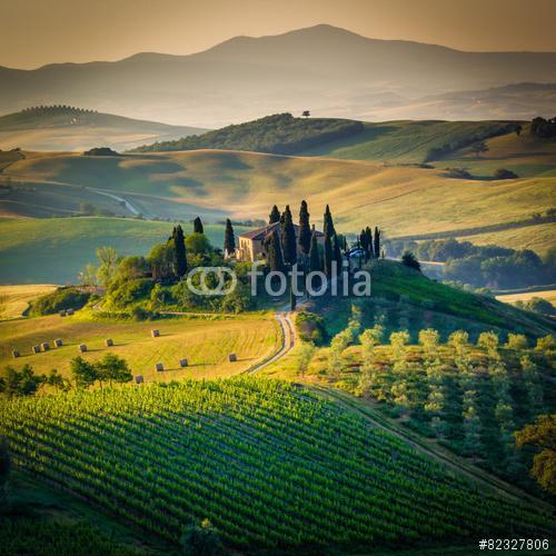 Toszkána, táj és parasztház a Val d'Orcia dombjaiban, Premium Kollekció