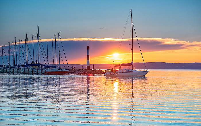 Vitorlás a Balatonon, naplementében, 