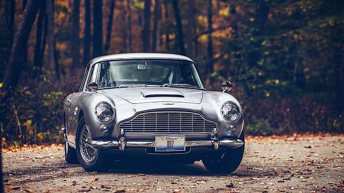 Aston Martin DB5 őszi, faleveles úton, 