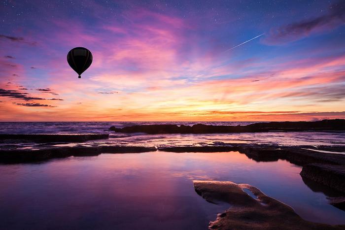 Hőlégballon a tenger fölött, 