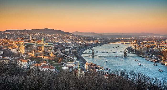 Panorámás kilátás Budapestre és a Duna partra sok hajóval , Premium Kollekció