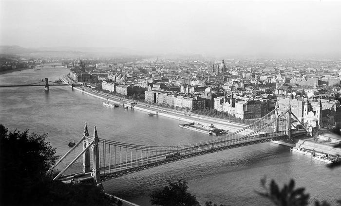 Panoráma a Gellérthegyről az Erzsébet híddal és a Széchenyi Lánchíddall (1943), 