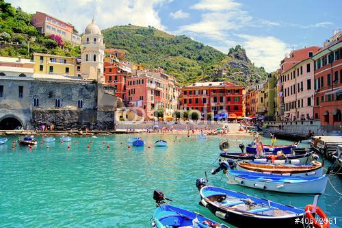 Színes kikötő a Vernazza-ban, Cinque Terre, Olaszország, Premium Kollekció