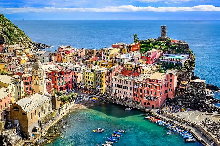 Scenic view of ocean and harbor a színes falu Vernazza, Premium Kollekció