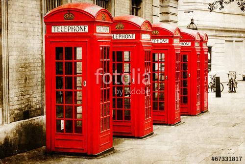 Vörös telefonos dobozok antik texturált képe Londonban, Premium Kollekció