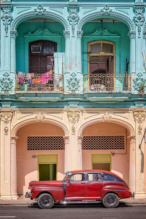 Klasszikus vintage autó és gyarmati koloniális épületek a régi H, Premium Kollekció