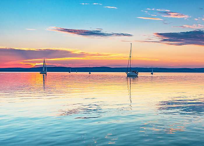 Naplemente a Balatonon, vitorlásokkal, 